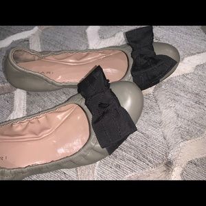 Tahari Ta-Venture Taupe/Black Bow Ballet Flats